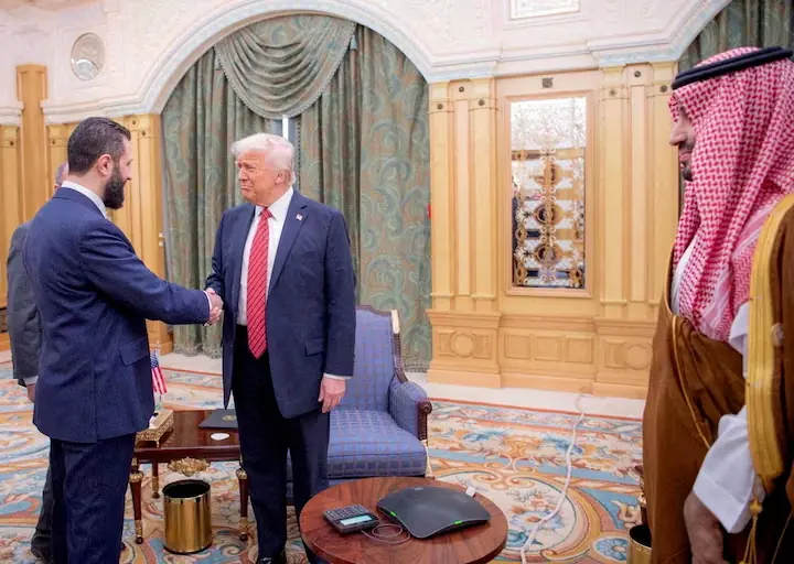  شام کے عبوری صدر احمدالشرع کی امریکی صدر سے ملاقات کی تصویر 