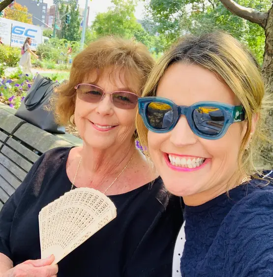 ساوانا گتھری خوشگوار لمحات میں اپنی والدہ نینسی گتھری کے ساتھ   