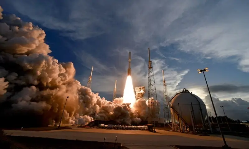 یونائیٹڈ لانچ الائنس کا ایٹلس وی راکٹ فلوریڈا سے ایمیزون کے انٹرنیٹ سیٹلائٹس خلا میں بھیجتے ہوئے۔ اپریل 2025 (تصویر: بشکریہ رائٹرز)