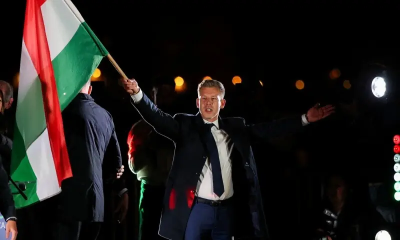 انتخابات میں کامیابی پر اپوزیشن رہنما پیٹر میجیار ہنگری کا پرچم لہراتے ہوئے جشن منا رہے ہیں: تصویر رائٹرز